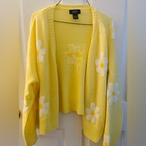 Just Polly yellow daisy sweater size Medium